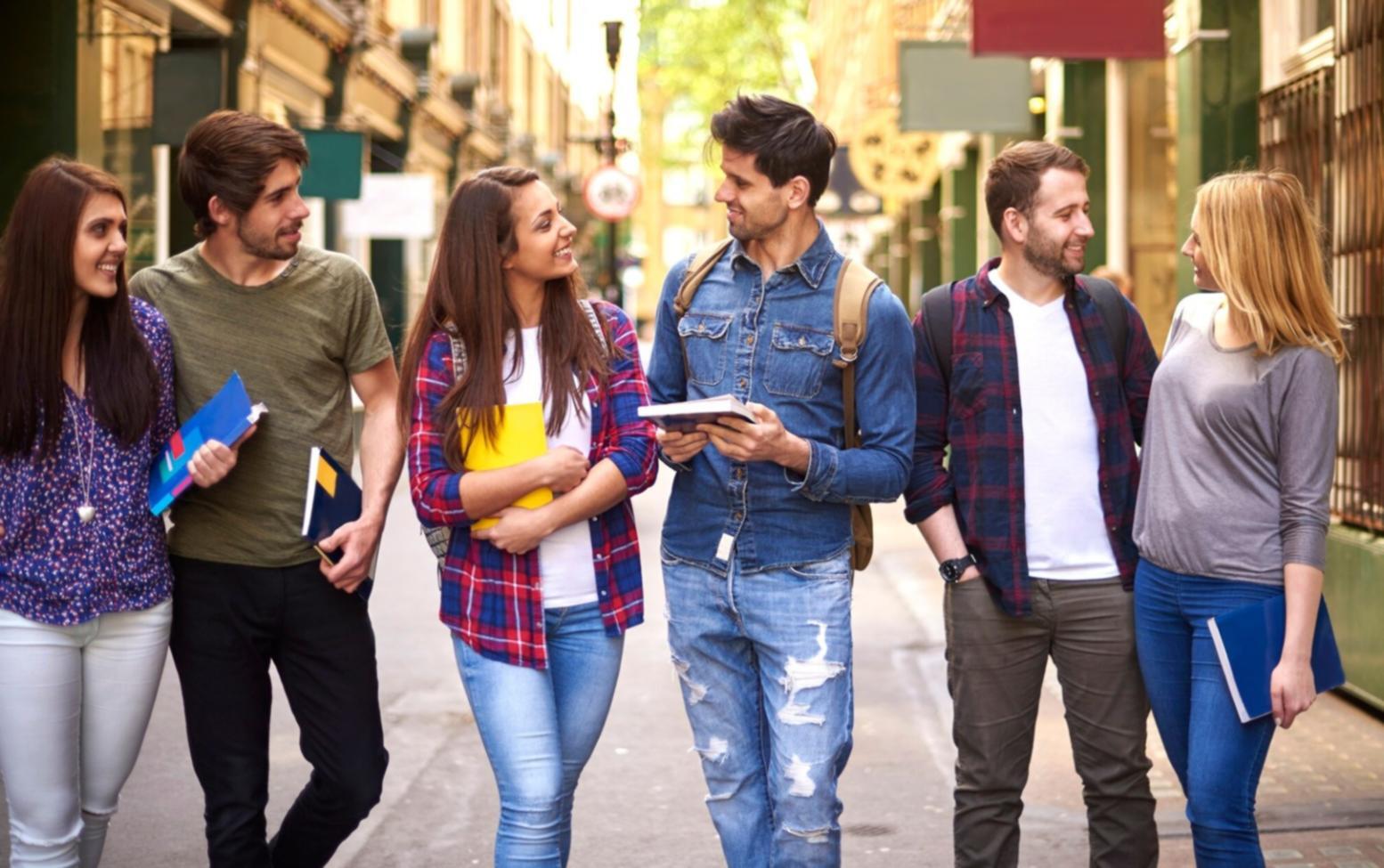 Professionelle Arbeitsumgebung mit Finanzanalyse-Software und Berichten