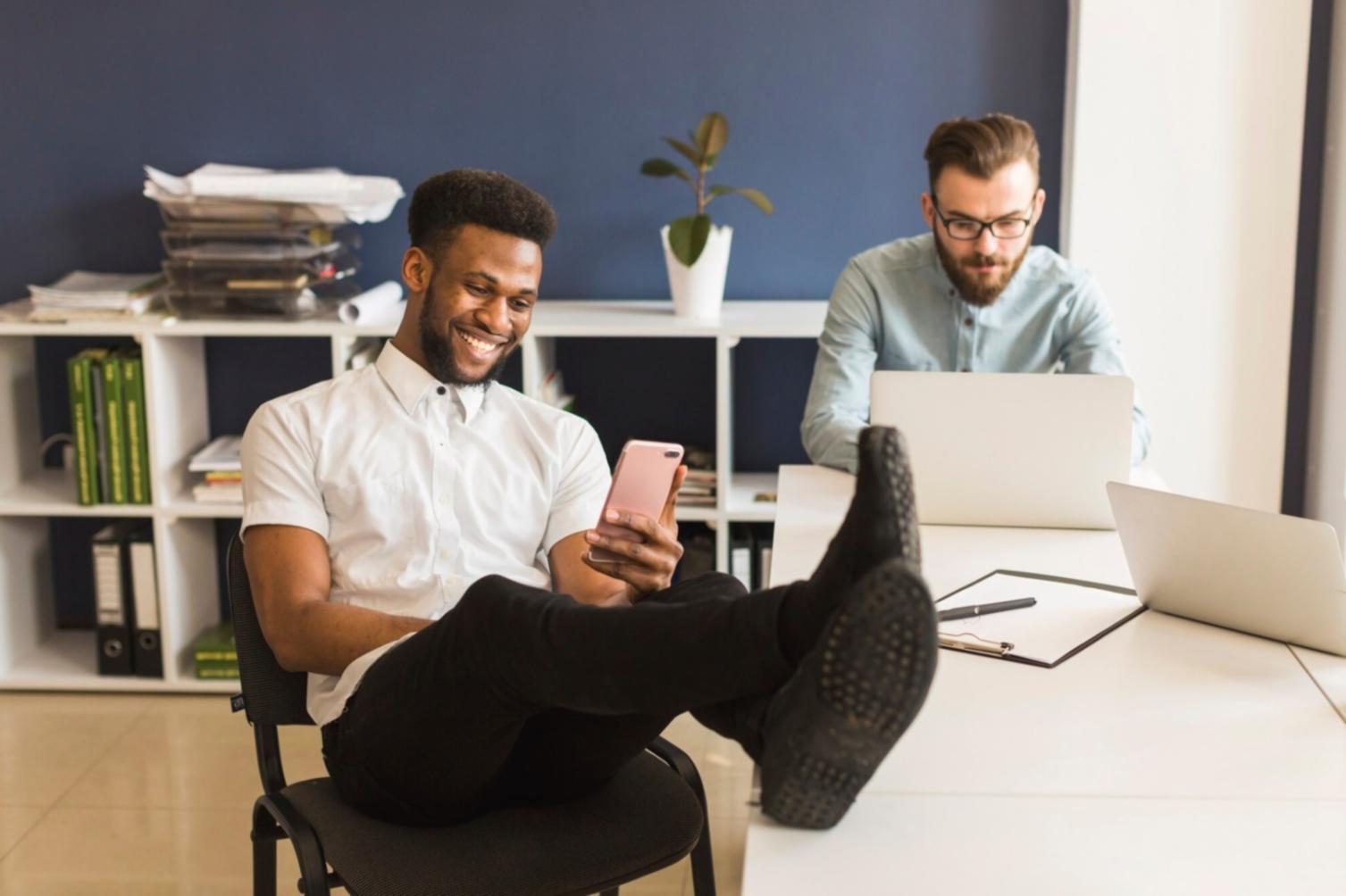 Finanzanalyst bei der systematischen Auswertung von Unternehmensberichten