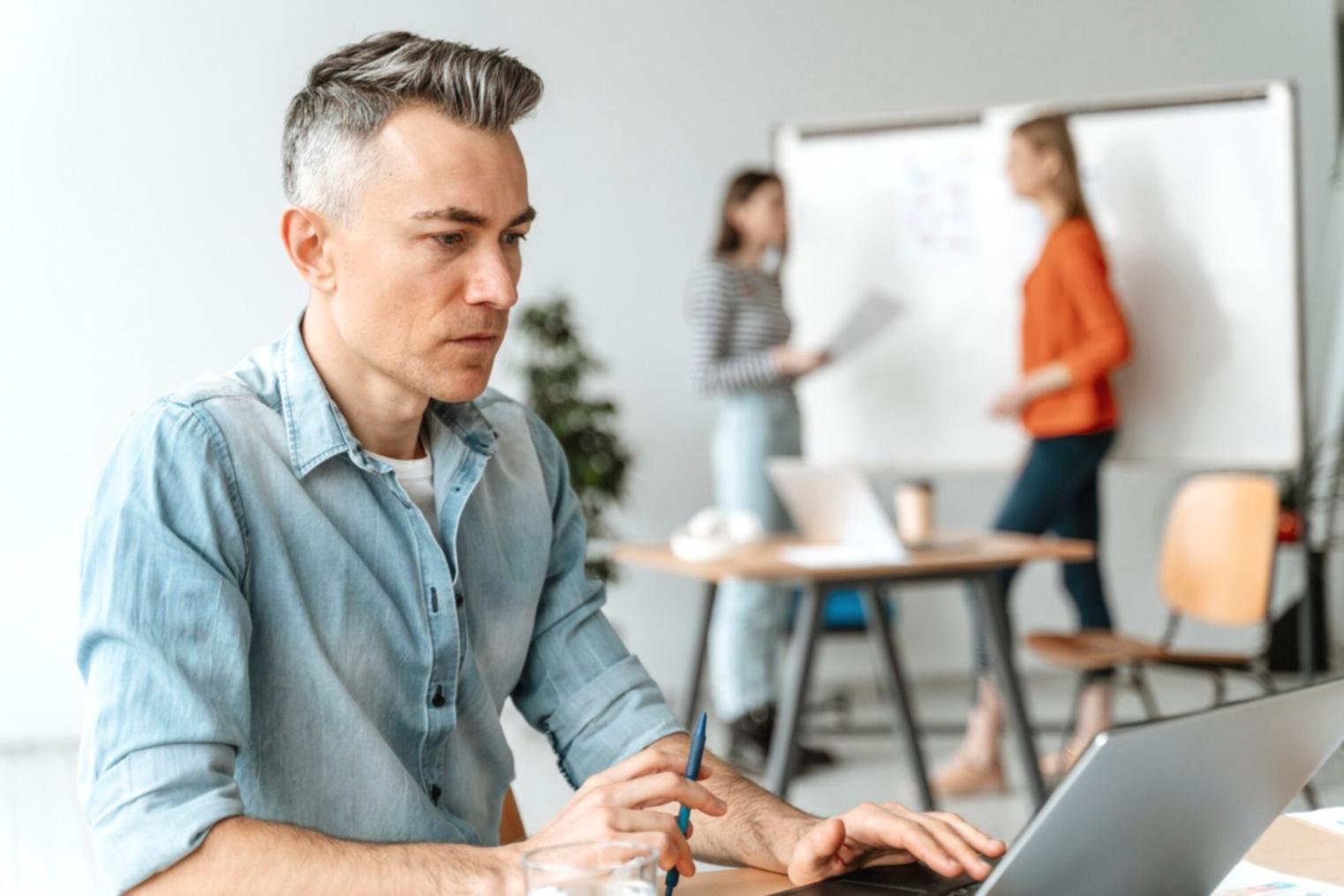 Finanzanalyst arbeitet mit Berichten und Charts