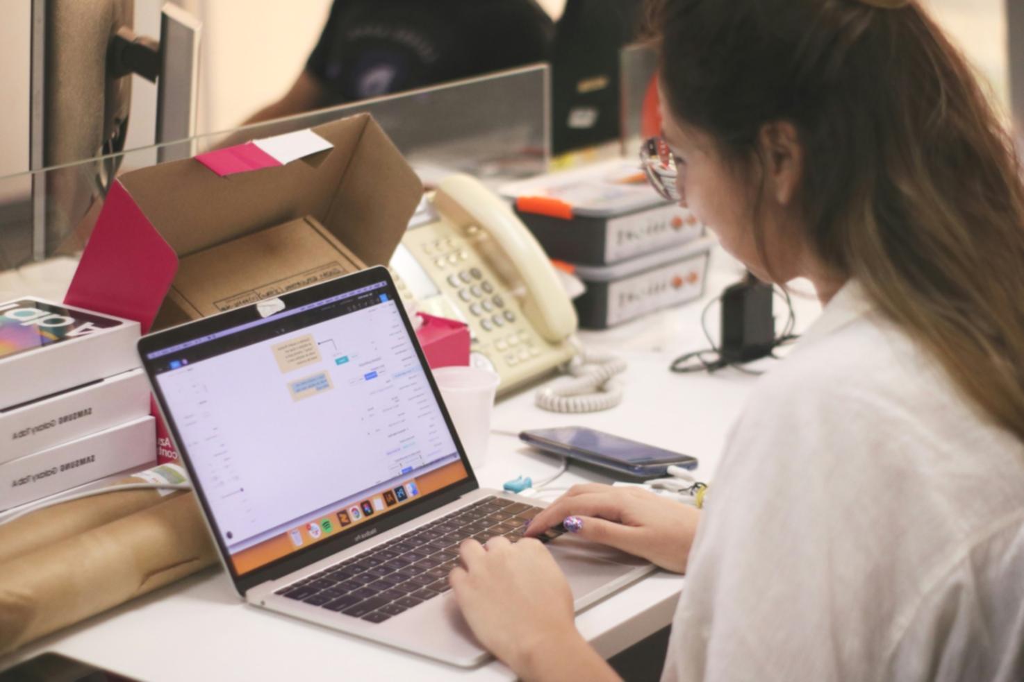 Moderne Arbeitsplätze mit Finanzanalyse-Software