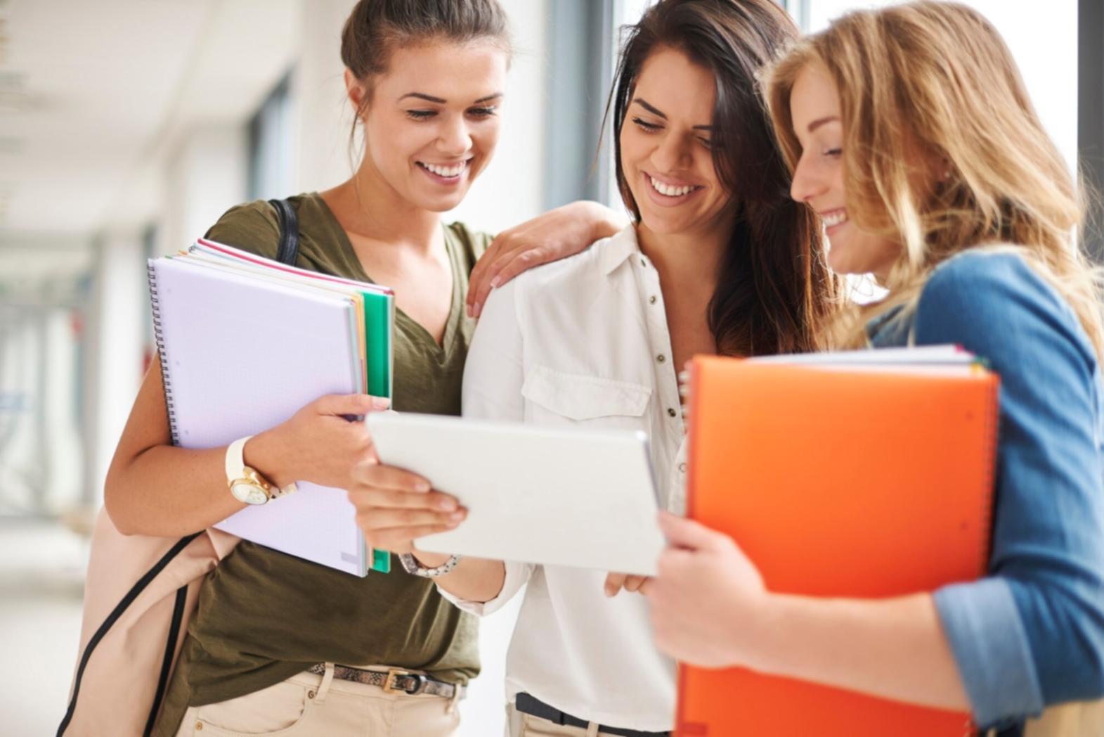 Detaillierte Finanzcharts und Analysewerkzeuge auf mehreren Monitoren