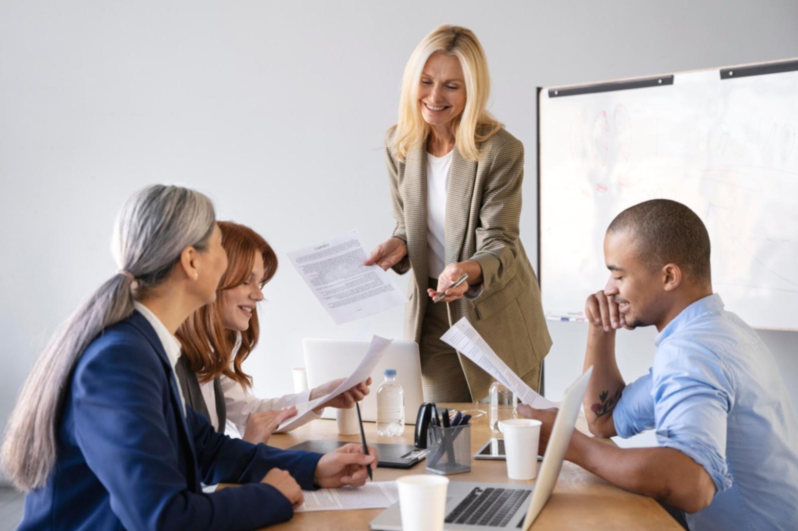 Finanzanalyse und Trading-Bildschirme mit Marktdaten